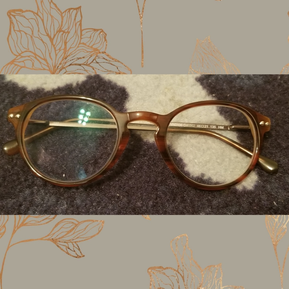 Brown tortoise shell eyeglasses